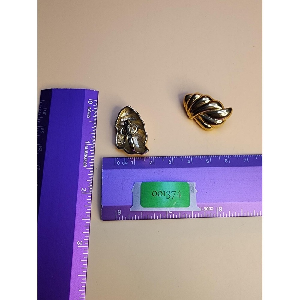 64 Yr Old Signed CROWN TRIFARI Gold Tone Scalloped Clip-On Earrings FREE $HIP!! - Picture 7 of 7